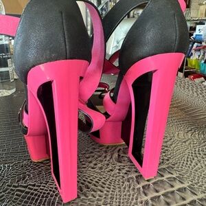 Side 8.5 nib never worn skeletonized sandals. Too high for me but really pretty